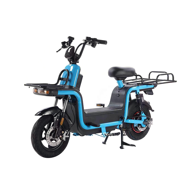 ¿Cómo se compara la distribución del peso y el centro de gravedad de esta motocicleta eléctrica con las motocicletas ICE equivalentes?