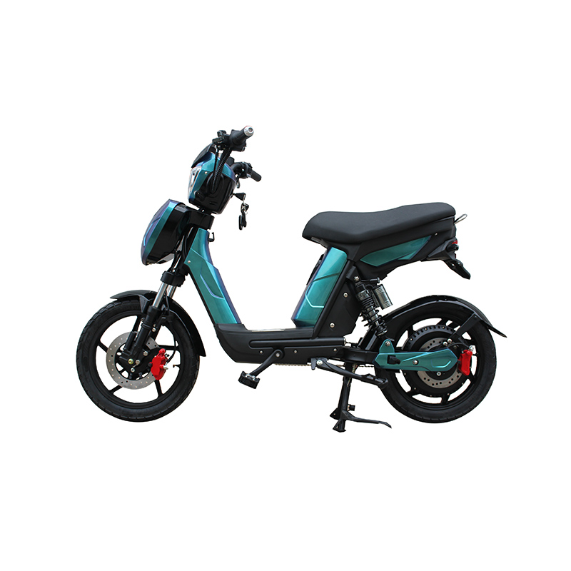 ¿Cómo se compara el sistema de suspensión del scooter eléctrico (simple o doble) con los modelos de la competencia en términos de comodidad en terrenos irregulares?